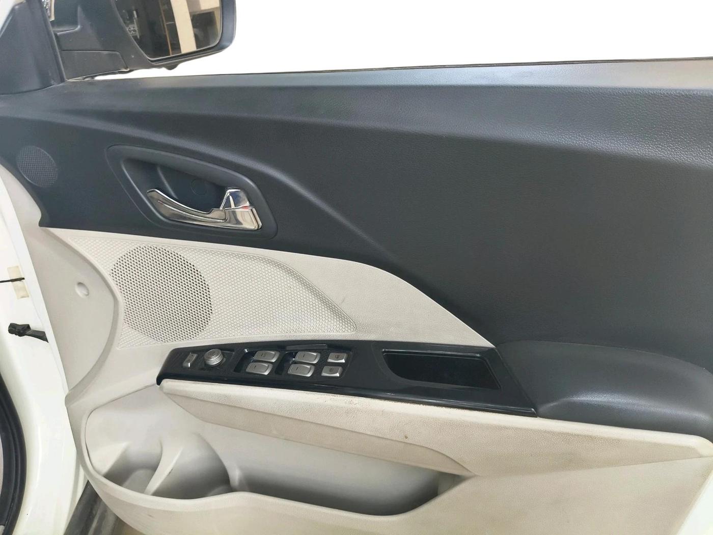 2020 Mahindra XUV300 W8 (O) 1.5 DIESEL AMT, Diesel, Automatic, 66,559 km, interior