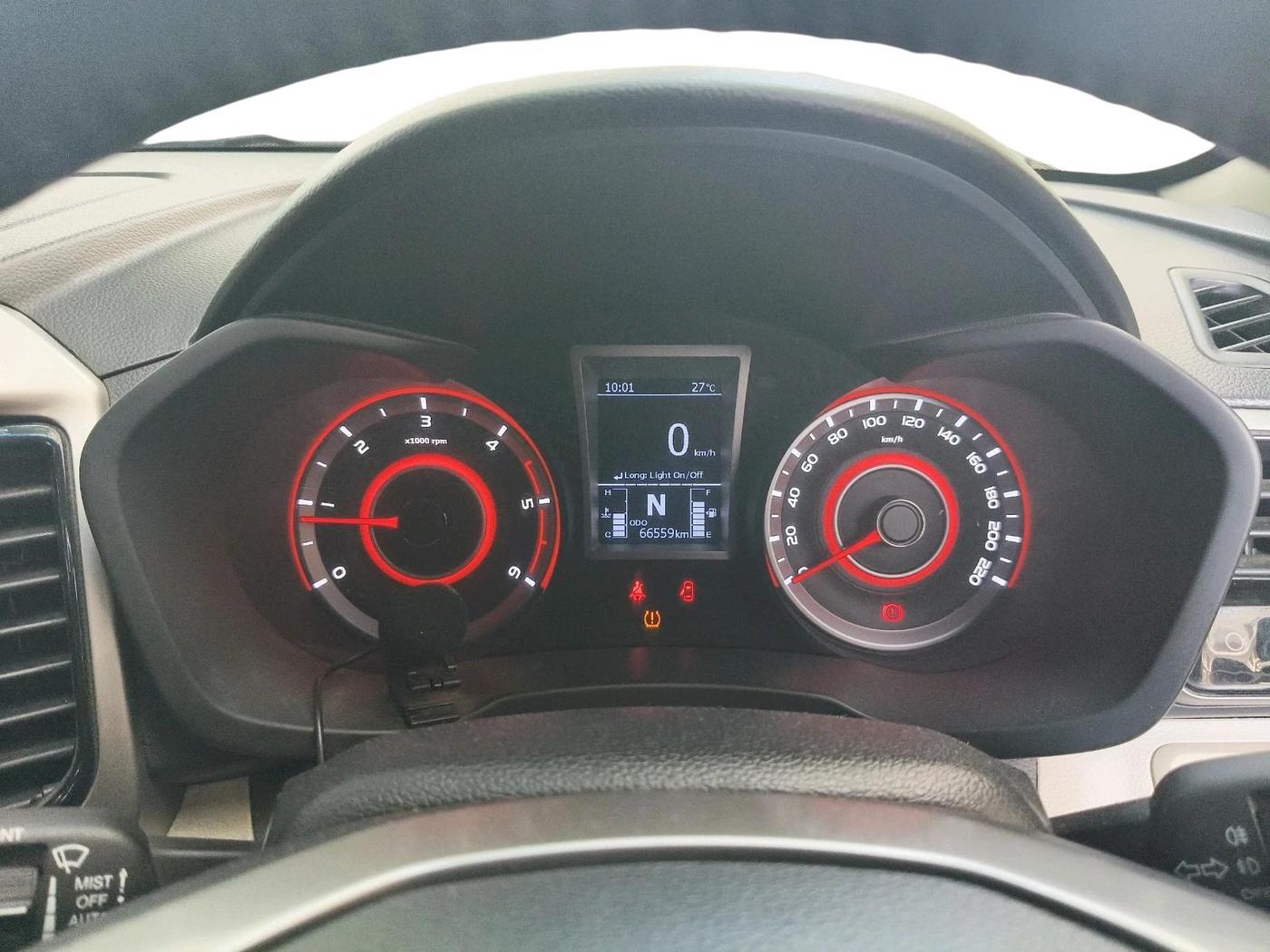 2020 Mahindra XUV300 W8 (O) 1.5 DIESEL AMT, Diesel, Automatic, 66,559 km, interior