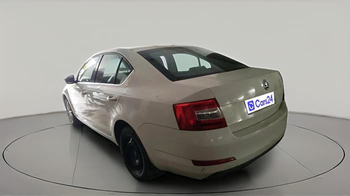 2015 Skoda Octavia ELEGANCE 2.0 TDI AT, Diesel, Automatic, 1,25,887 km, exterior