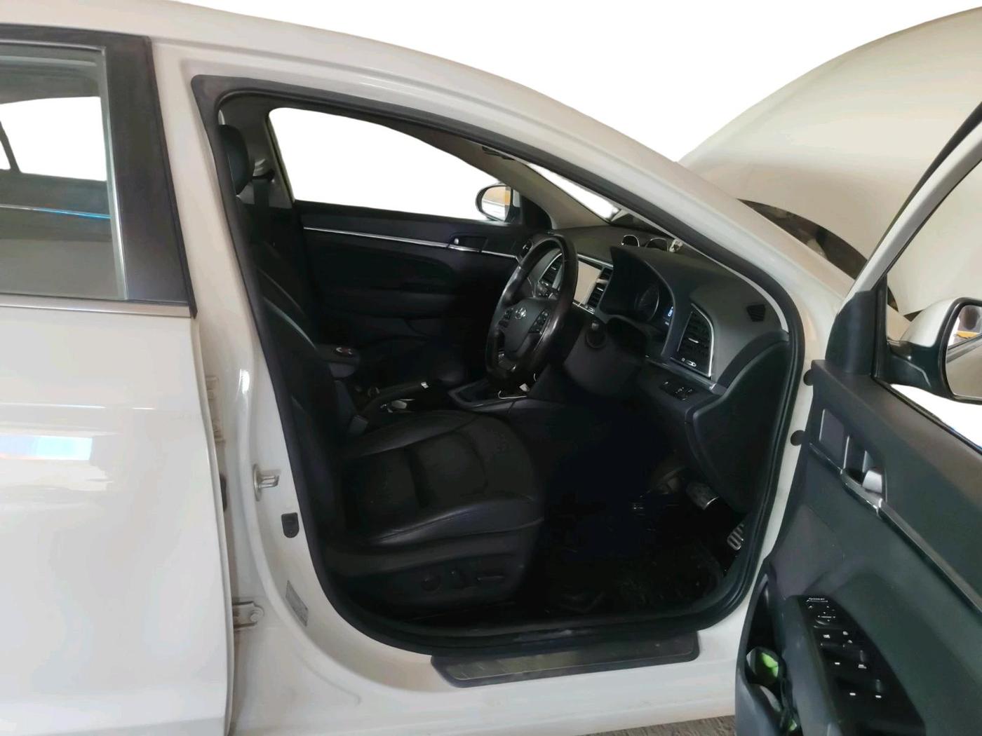 2016 Hyundai New Elantra 2.0 SX(O) AT PETROL, Petrol, Automatic, 1,04,420 km, interior