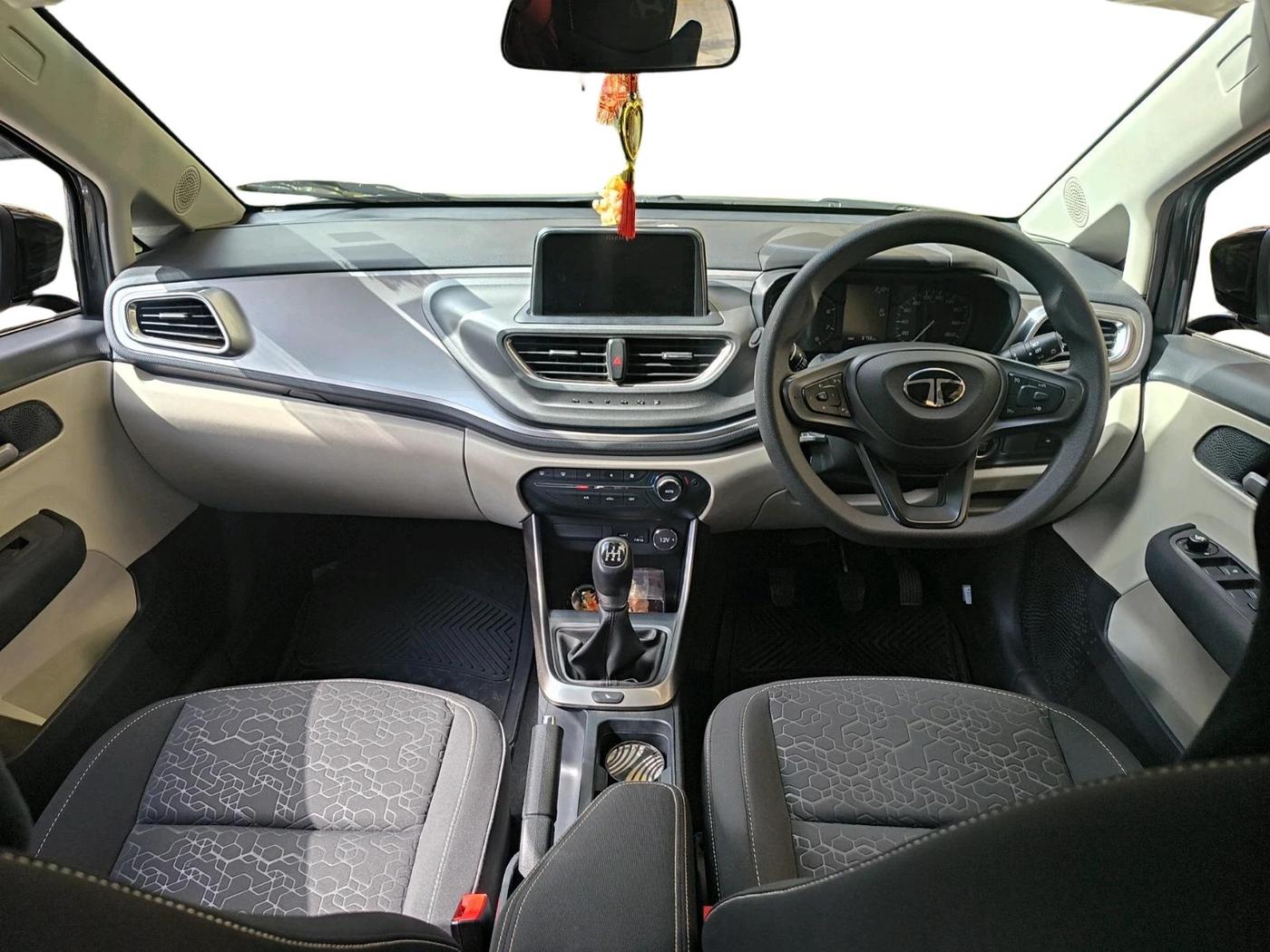 2024 Tata ALTROZ XZ PETROL, Petrol, Manual, 8,798 km, interior