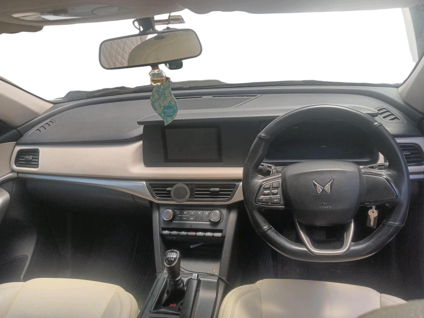 2022 Mahindra XUV700 MX P MT 5 STR, Petrol, Manual, 29,009 km, interior