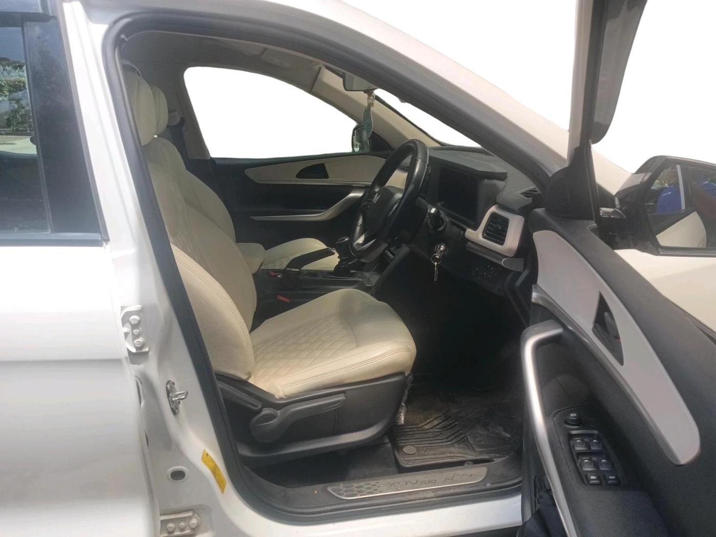 2022 Mahindra XUV700 MX P MT 5 STR, Petrol, Manual, 29,009 km, interior