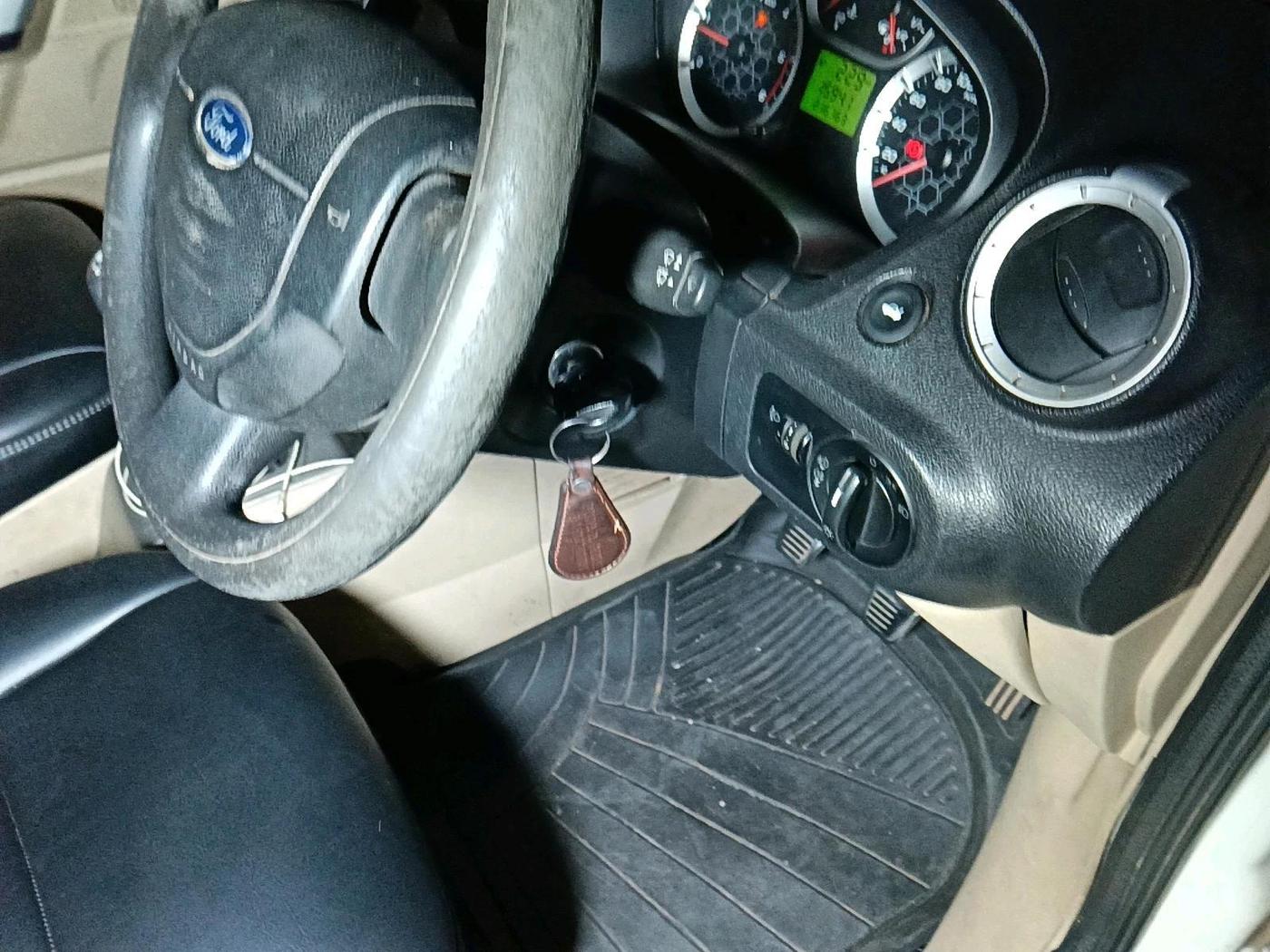 2013 Ford Fiesta STYLE DIESEL, Diesel, Manual, 2,16,763 km, interior