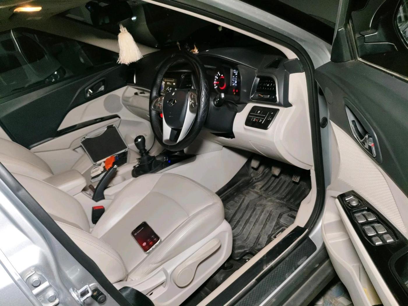 2019 Mahindra XUV300 W8 (O) 1.2 PETROL, Petrol, Manual, 41,072 km, interior
