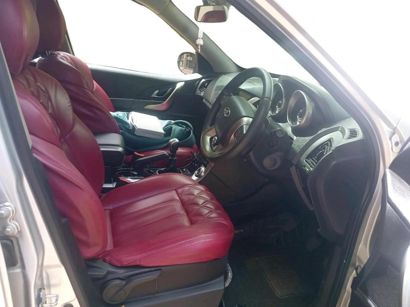 2019 Mahindra XUV500 W7, Diesel, Manual, 81,749 km, interior
