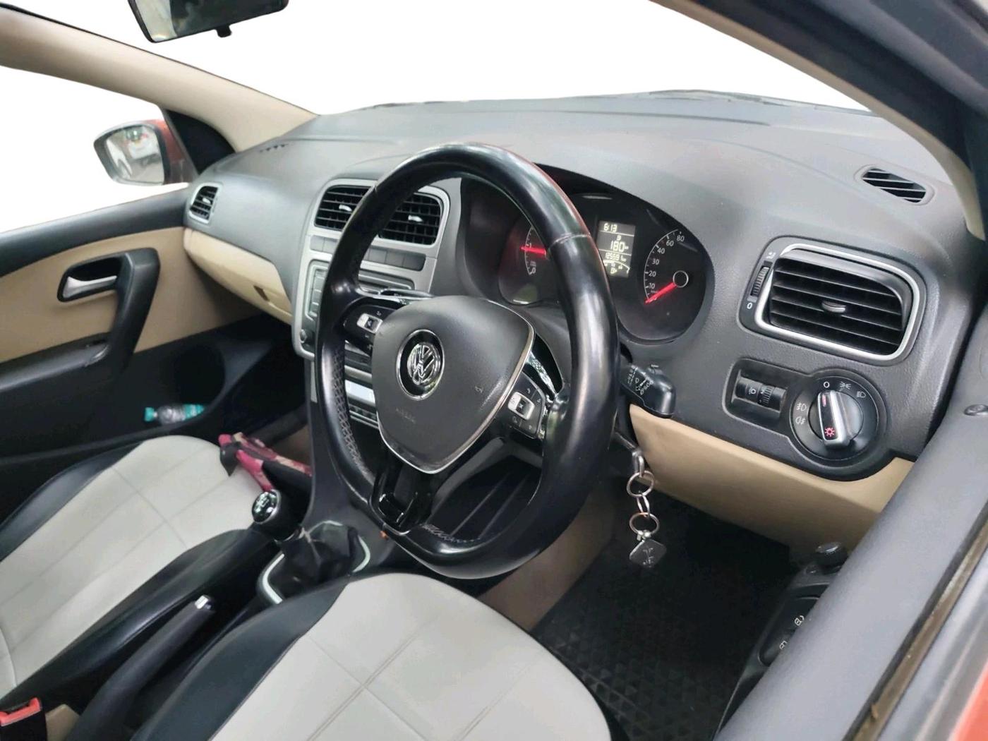 2015 Volkswagen Polo HIGHLINE1.5L, Diesel, Manual, 1,25,591 km, interior