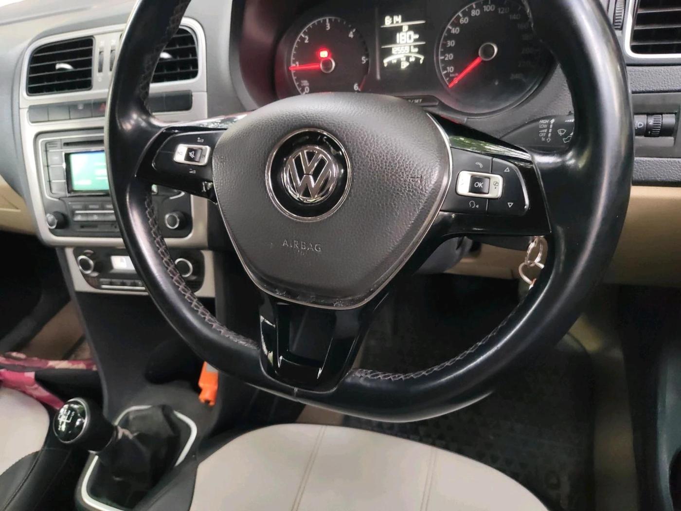 2015 Volkswagen Polo HIGHLINE1.5L, Diesel, Manual, 1,25,591 km, interior