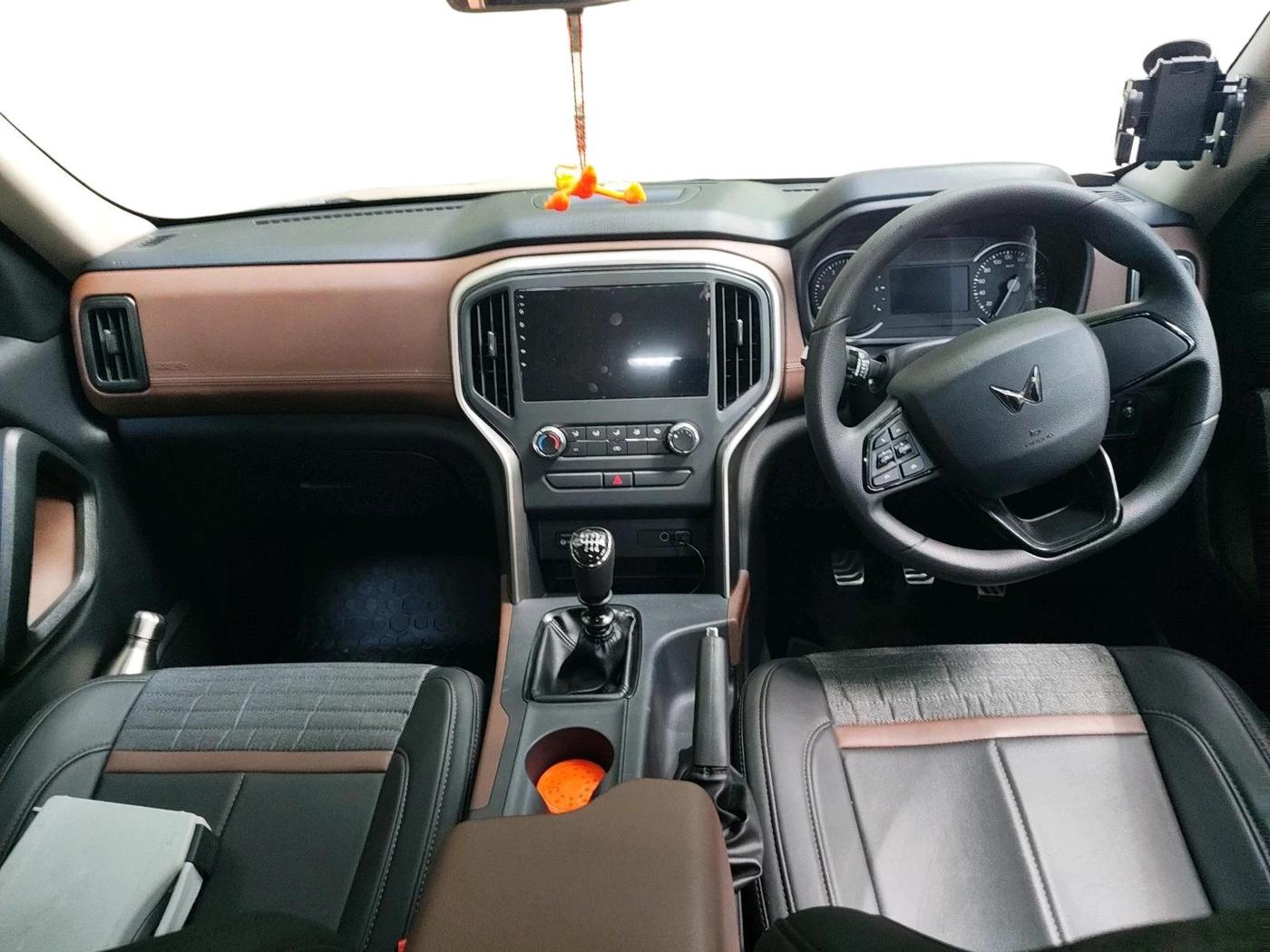 2025 Mahindra SCORPIO-N Z2 PETROL MT 7 STR, Petrol, Manual, 2,101 km, interior