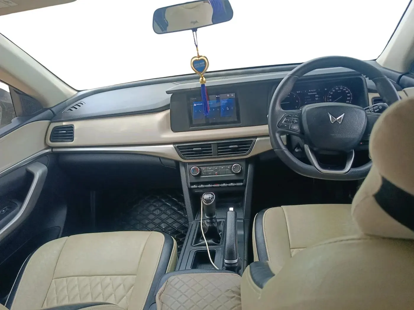 2022 Mahindra XUV700 MX D MT 5 STR, Diesel, Manual, 70,259 km, interior