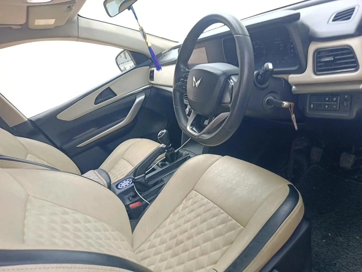 2022 Mahindra XUV700 MX D MT 5 STR, Diesel, Manual, 70,259 km, interior