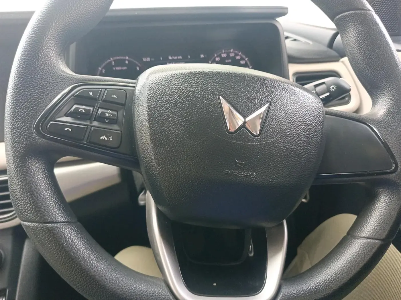 2022 Mahindra XUV700 MX D MT 5 STR, Diesel, Manual, 70,259 km, interior