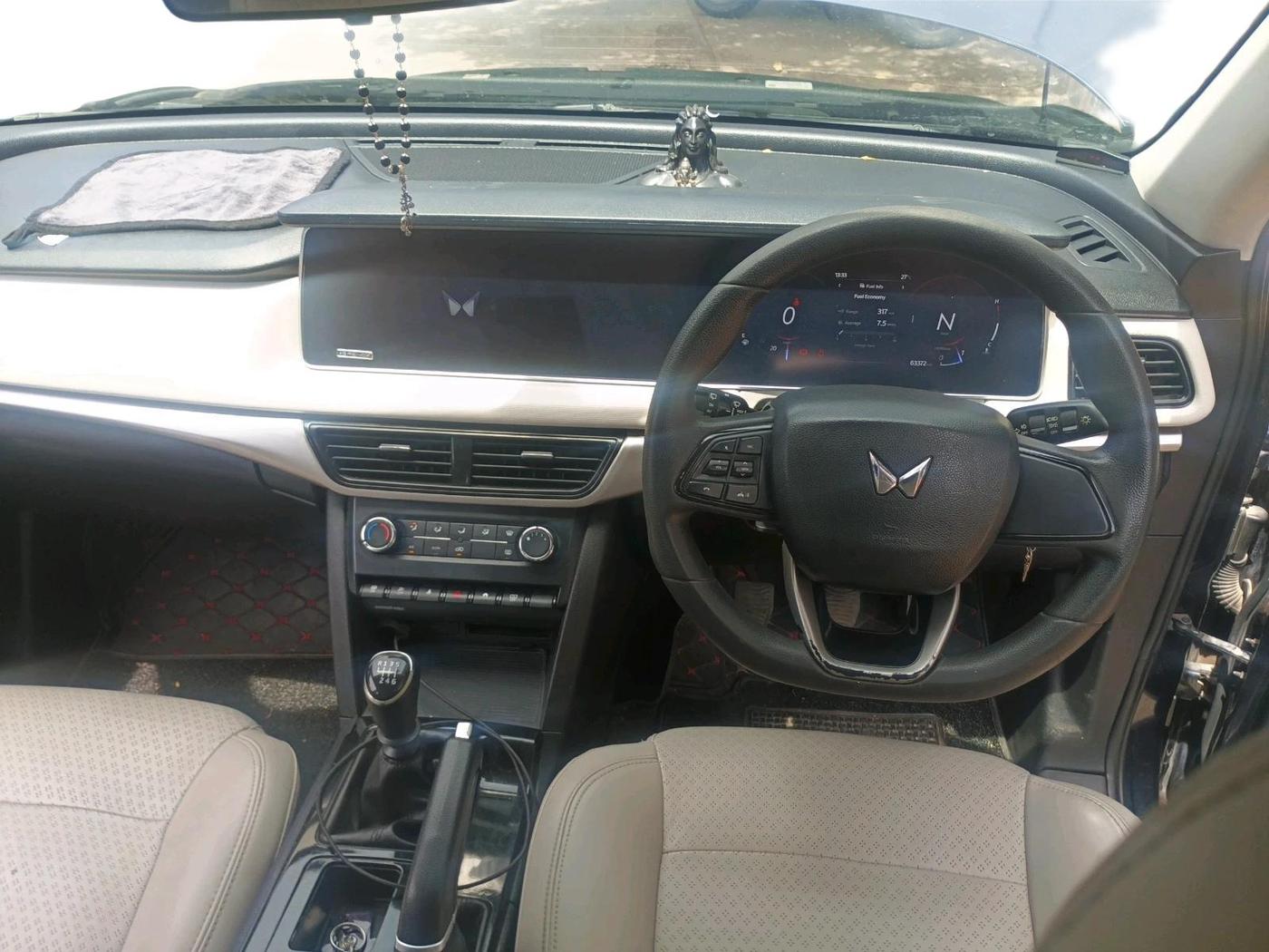 2022 Mahindra XUV700 AX 5 P MT 5 STR (E) , Petrol, Manual, 63,372 km, interior
