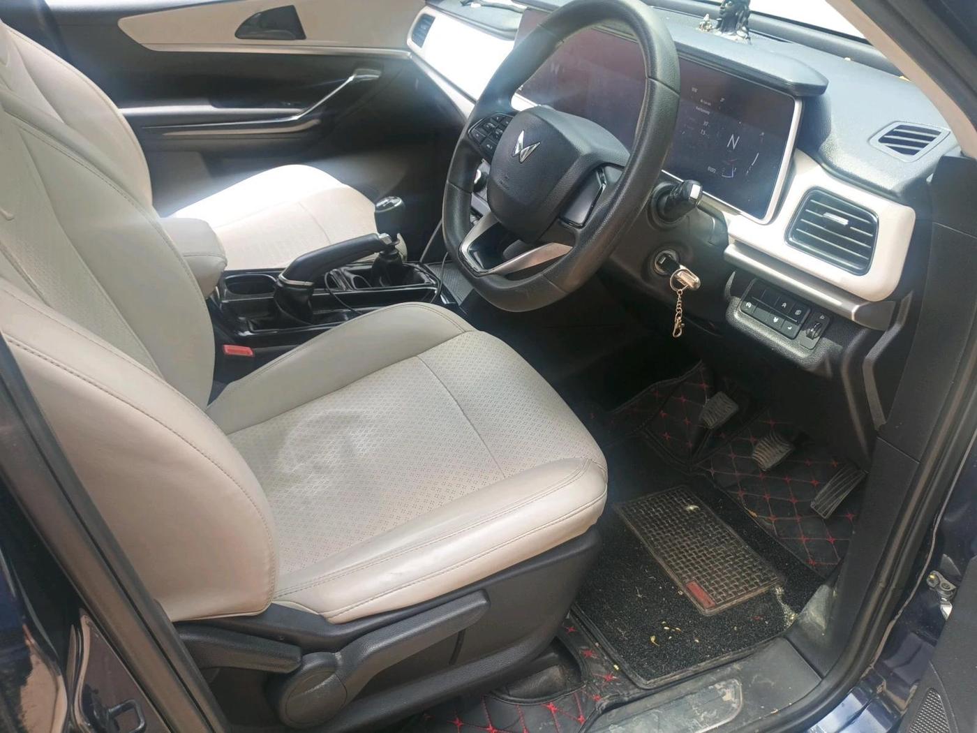 2022 Mahindra XUV700 AX 5 P MT 5 STR (E) , Petrol, Manual, 63,372 km, interior