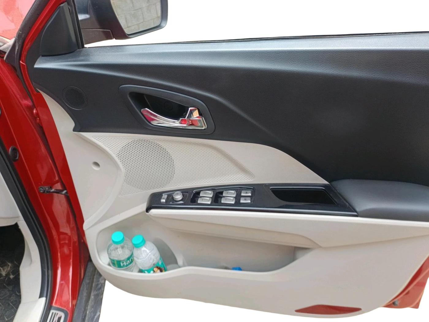 2022 Mahindra XUV300 W8 (O) 1.5 DIESEL, Diesel, Manual, 36,151 km, interior