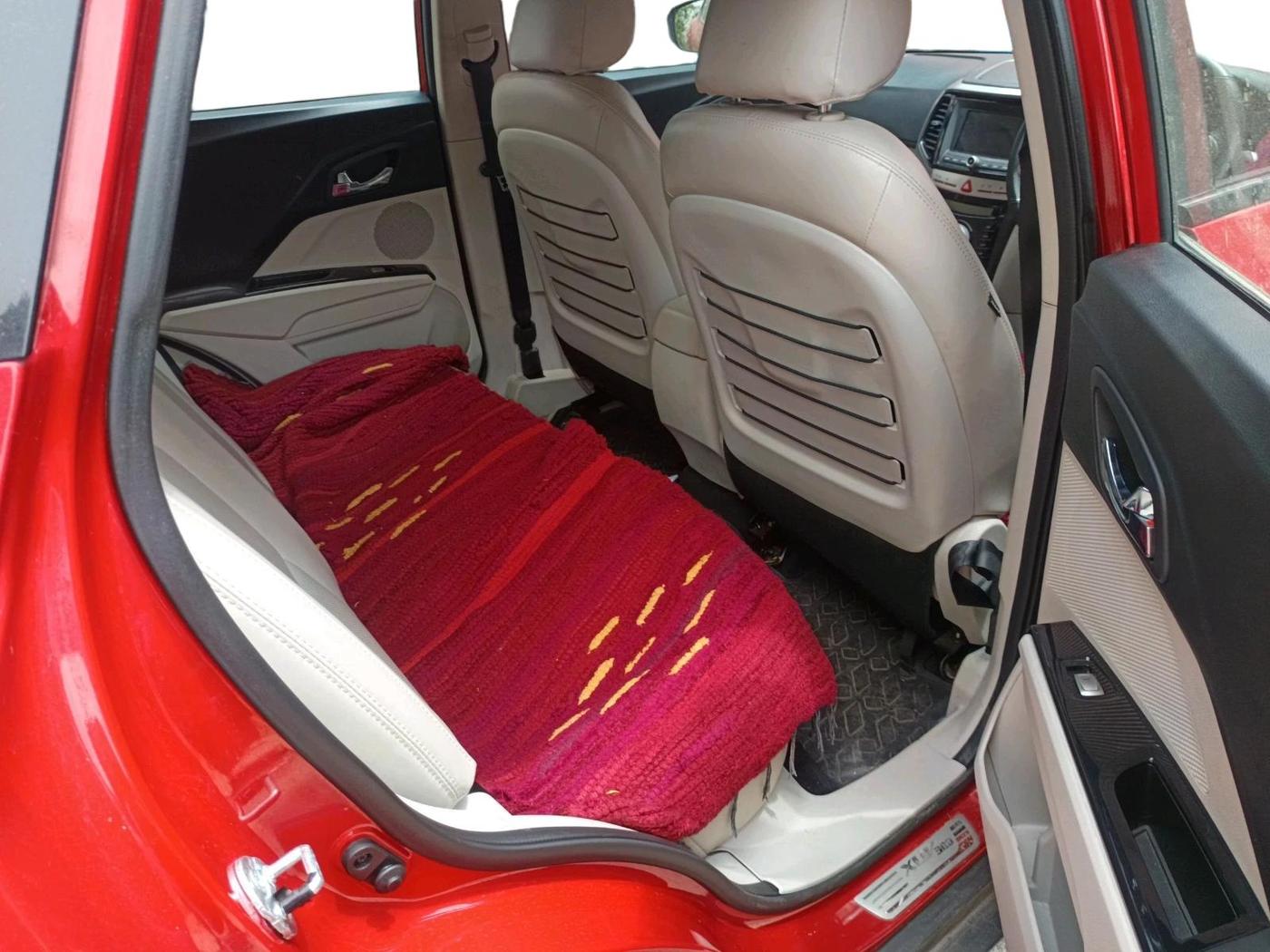 2022 Mahindra XUV300 W8 (O) 1.5 DIESEL, Diesel, Manual, 36,151 km, interior