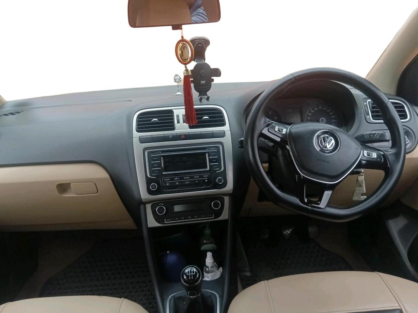 2015 Volkswagen Polo HIGHLINE1.2L, Petrol, Manual, 1,25,888 km, interior