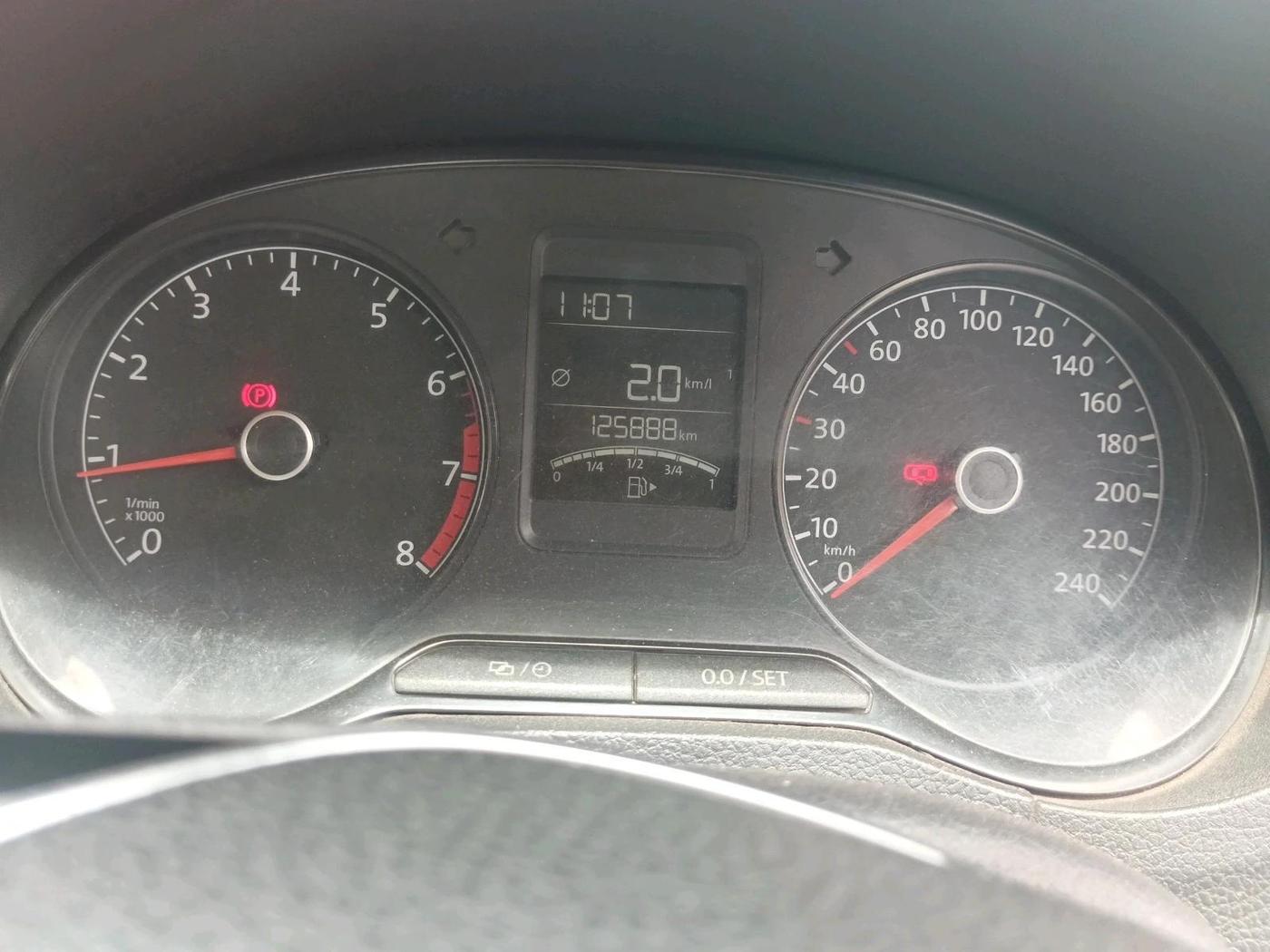 2015 Volkswagen Polo HIGHLINE1.2L, Petrol, Manual, 1,25,888 km, interior
