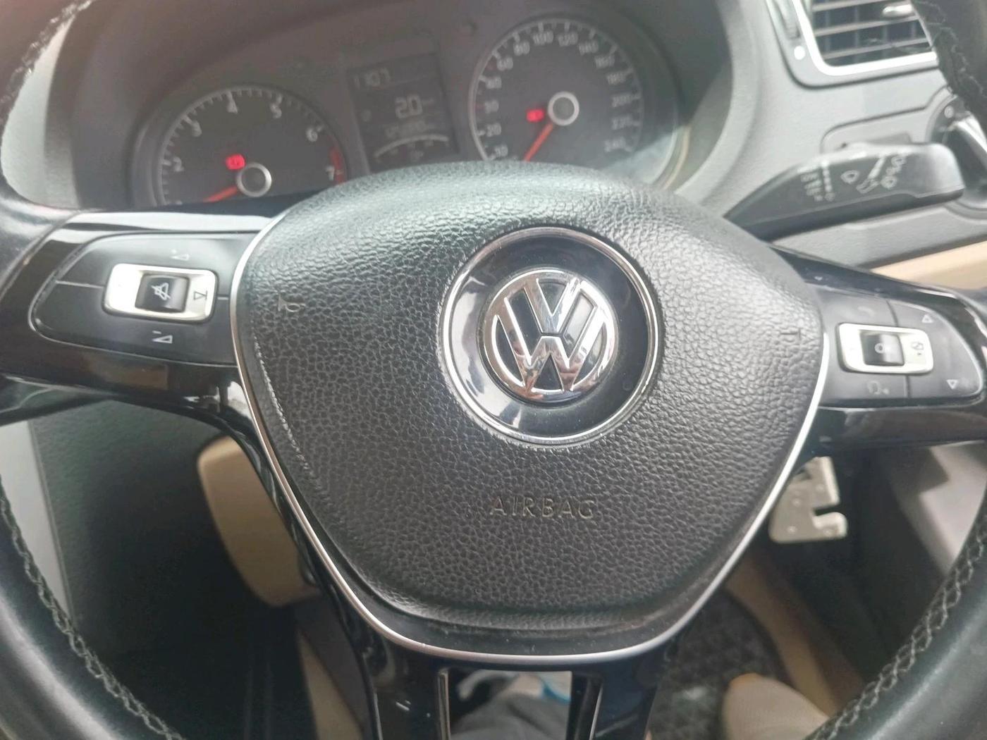 2015 Volkswagen Polo HIGHLINE1.2L, Petrol, Manual, 1,25,888 km, interior