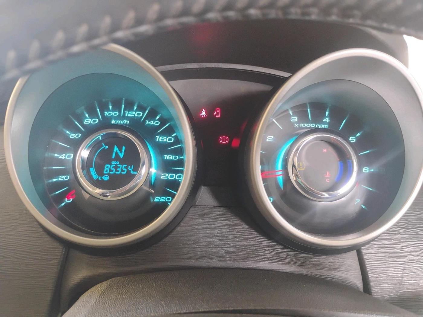 2016 Mahindra XUV500 W10 1.99, Diesel, Manual, 85,354 km, interior