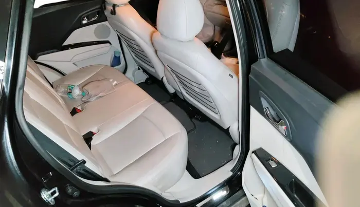 2022 Mahindra XUV300 W8 (O) 1.2 PETROL, Petrol, Manual, 31,702 km, interior