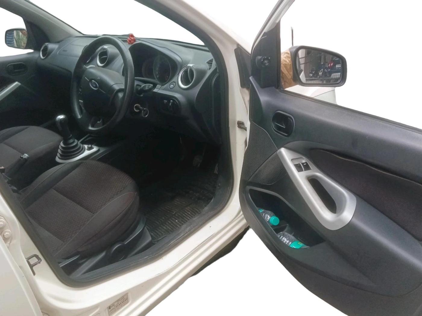 2011 Ford Figo TITANIUM 1.4 DIESEL, Diesel, Manual, 92,877 km, interior