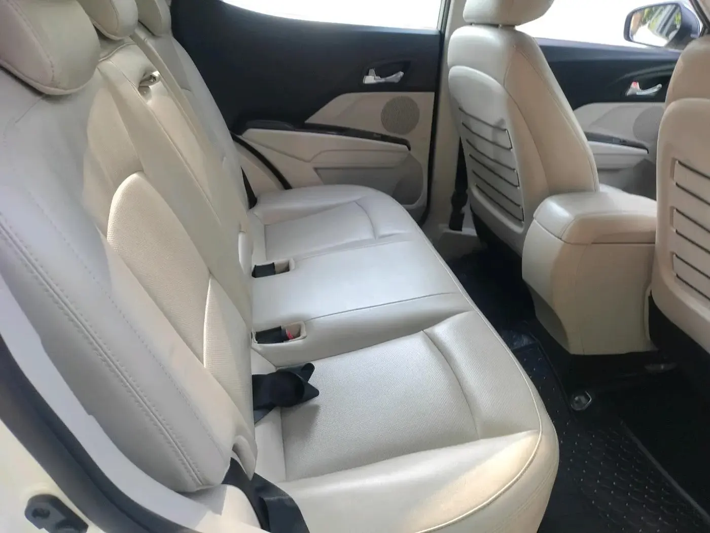 2021 Mahindra XUV300 W8 (O) 1.5 DIESEL, Diesel, Manual, 61,172 km, interior