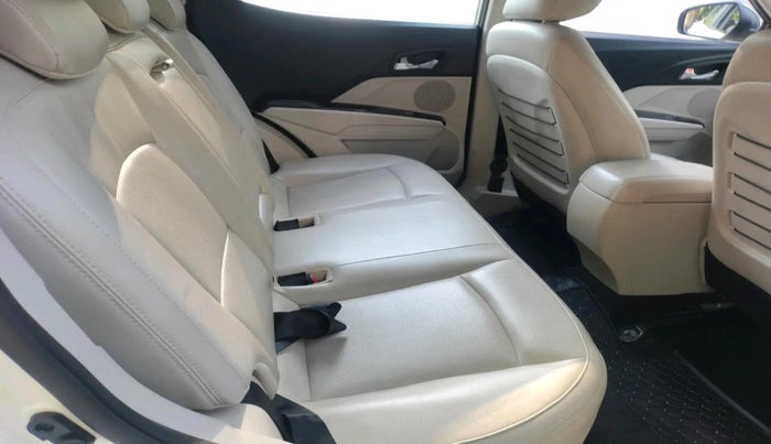 2021 Mahindra XUV300 W8 (O) 1.5 DIESEL, Diesel, Manual, 61,172 km, interior