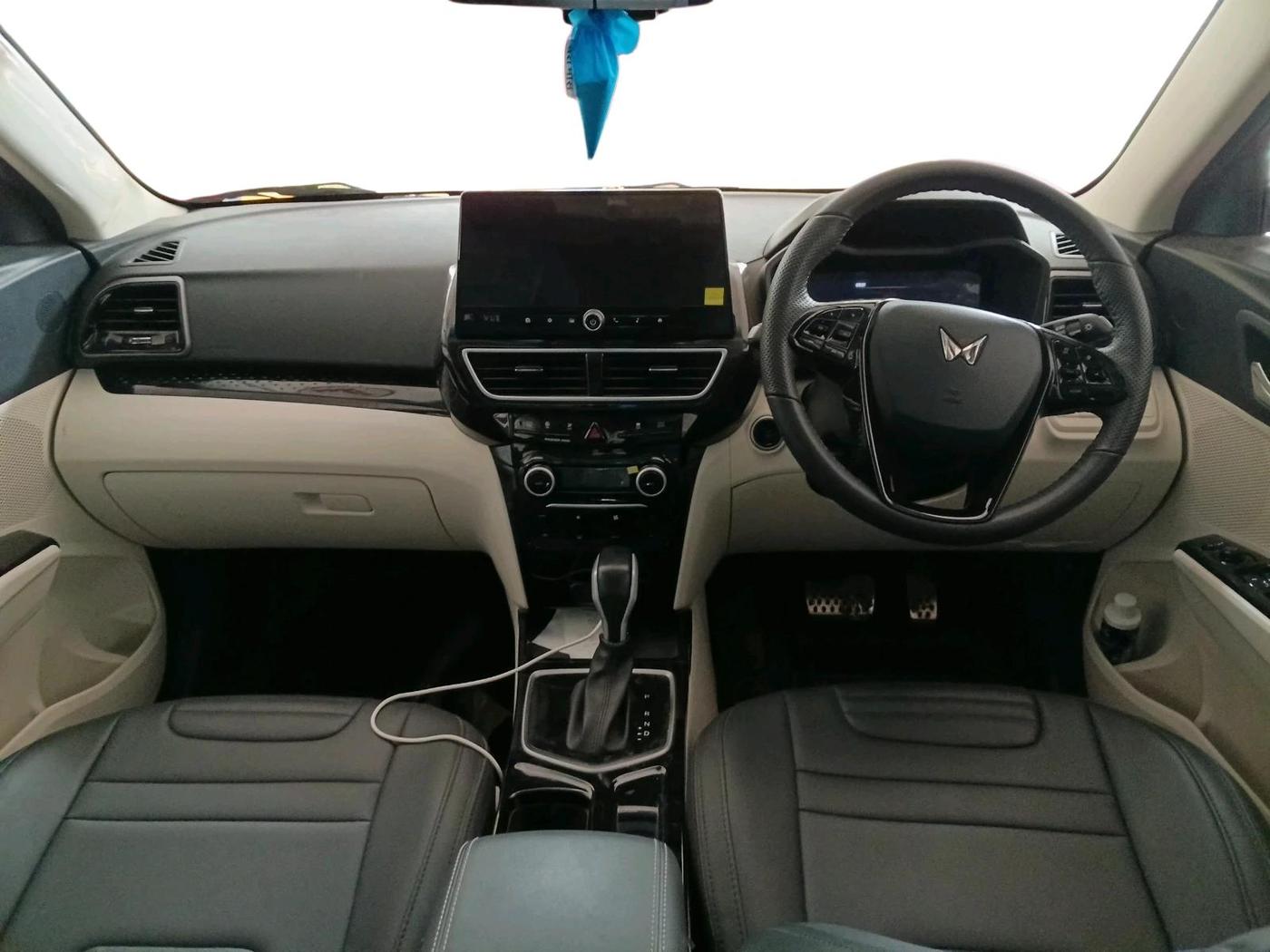 2025 Mahindra XUV 3XO AX5L 1.2 TGDi AT, Petrol, Automatic, 4,128 km, interior