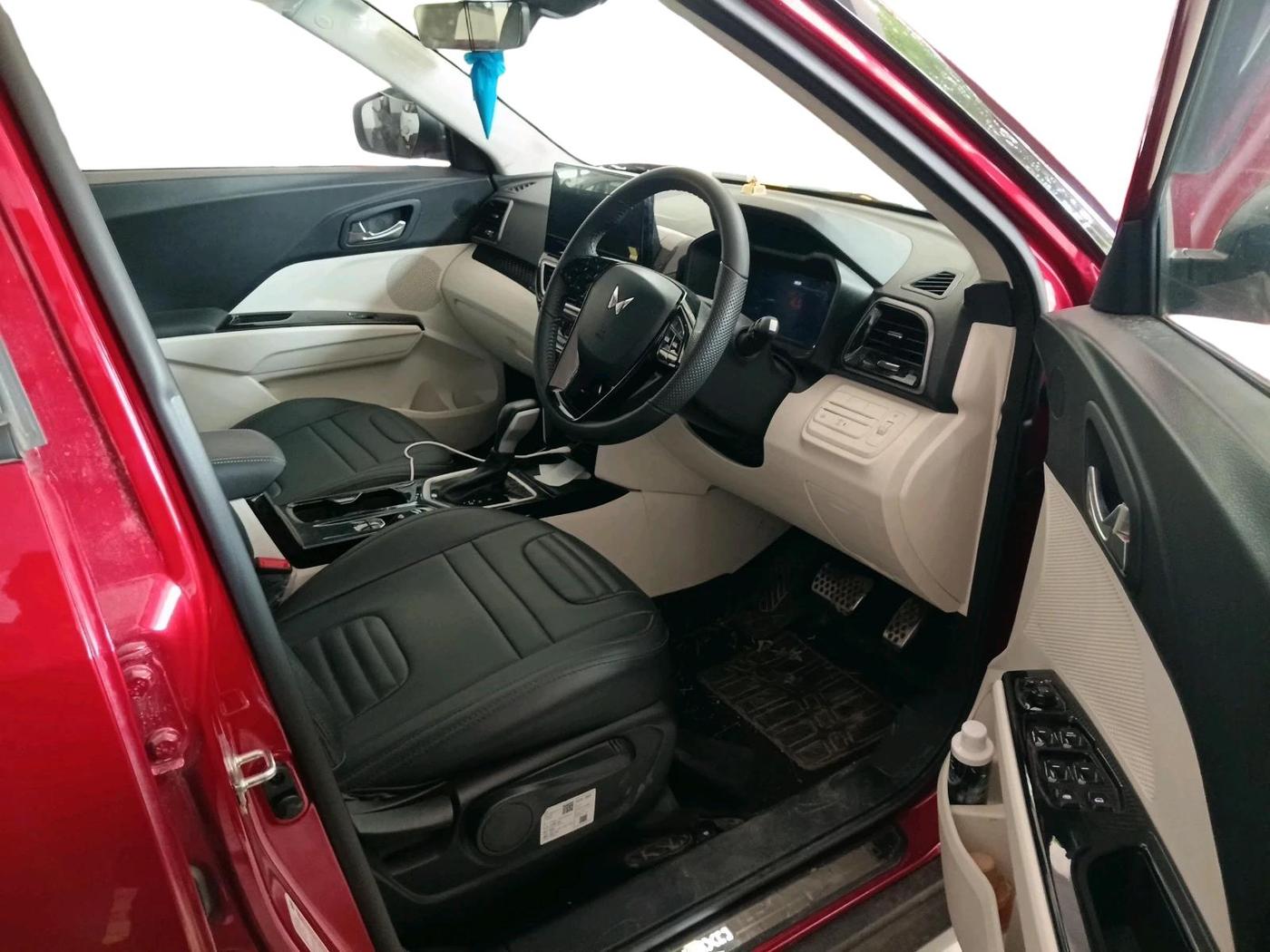 2025 Mahindra XUV 3XO AX5L 1.2 TGDi AT, Petrol, Automatic, 4,128 km, interior