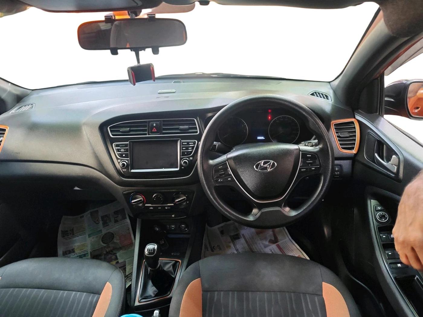 2019 Hyundai Elite i20 SPORTZ PLUS 1.2 DUAL TONE, Petrol, Manual, 33,823 km, interior