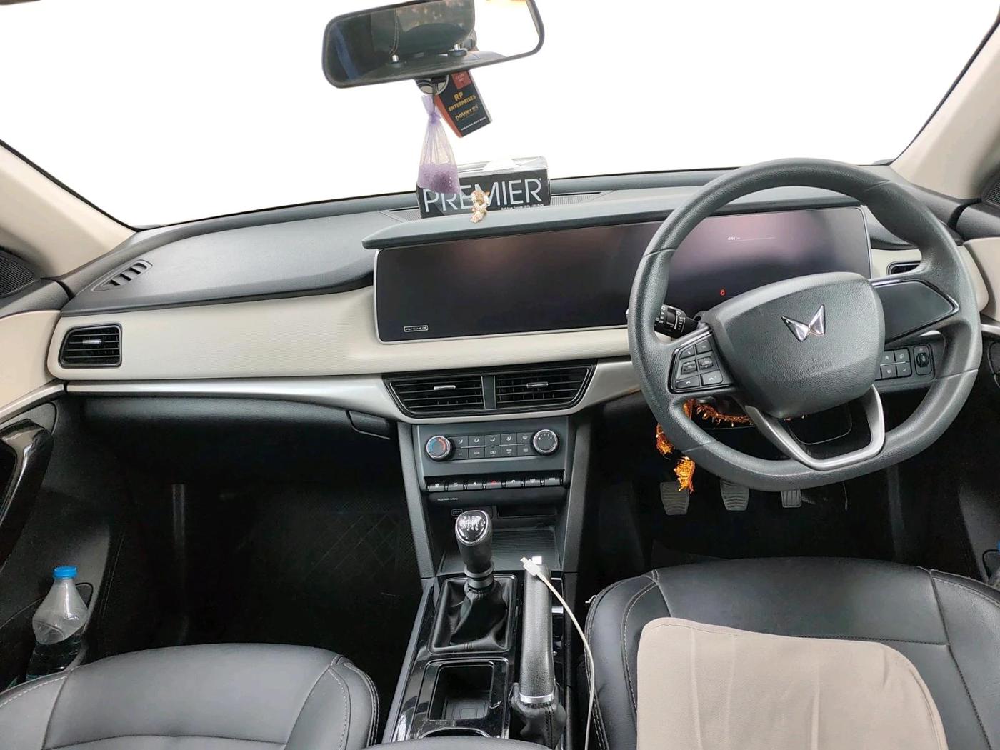 2021 Mahindra XUV700 AX 5 D MT 7 STR, Diesel, Manual, 95,572 km, interior