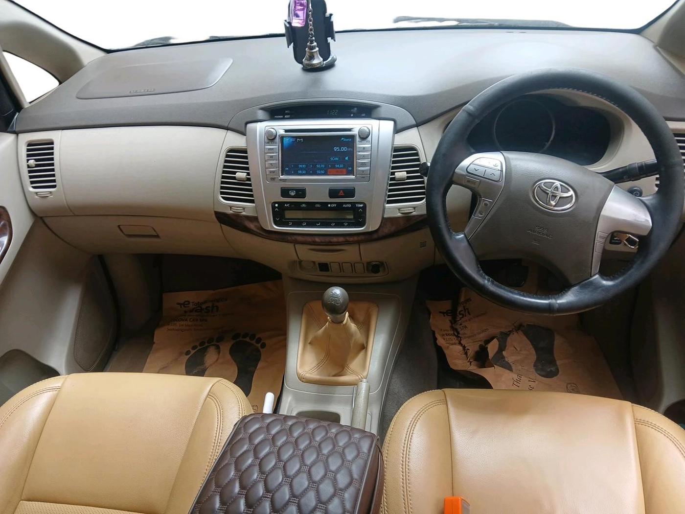 2013 Toyota Innova 2.5 VX 8 STR, Diesel, Manual, 1,79,985 km, interior