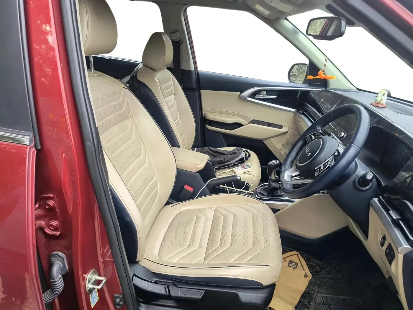 2022 KIA CARENS LUXURY 1.4 PETROL 7 STR, Petrol, Manual, 38,126 km, interior