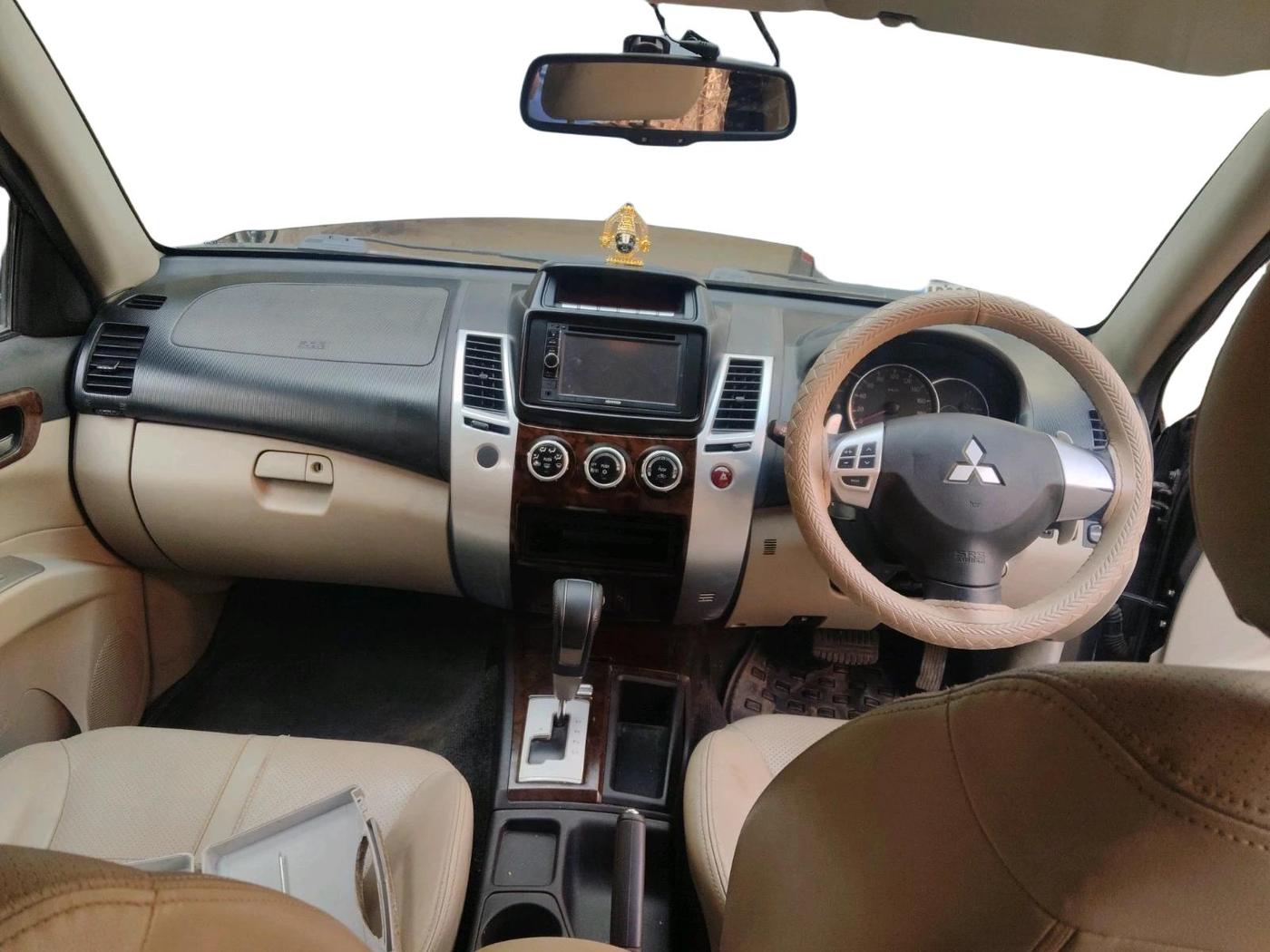 2015 Mitsubishi Pajero Sport 2.5 AT 4X2, Diesel, Automatic, 1,09,140 km, interior