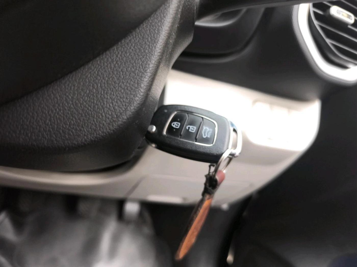 2022 Hyundai VENUE S(O) 1.2, Petrol, Manual, 88,070 km, interior