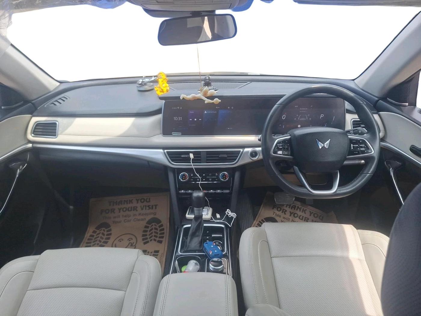 2023 Mahindra XUV700 AX 7 LUXURY P AT 7 STR, Petrol, Automatic, 28,373 km, interior