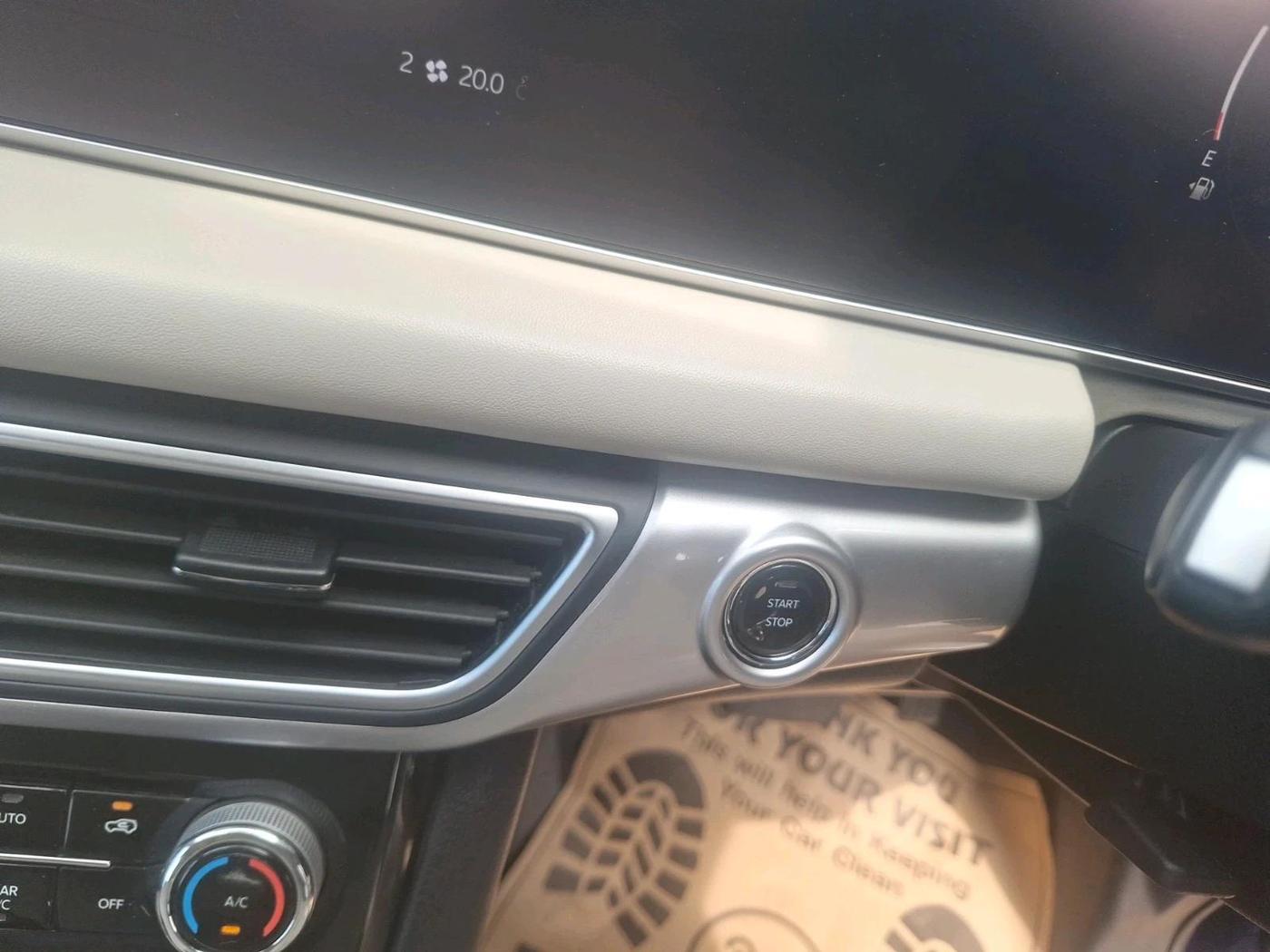 2023 Mahindra XUV700 AX 7 LUXURY P AT 7 STR, Petrol, Automatic, 28,373 km, interior