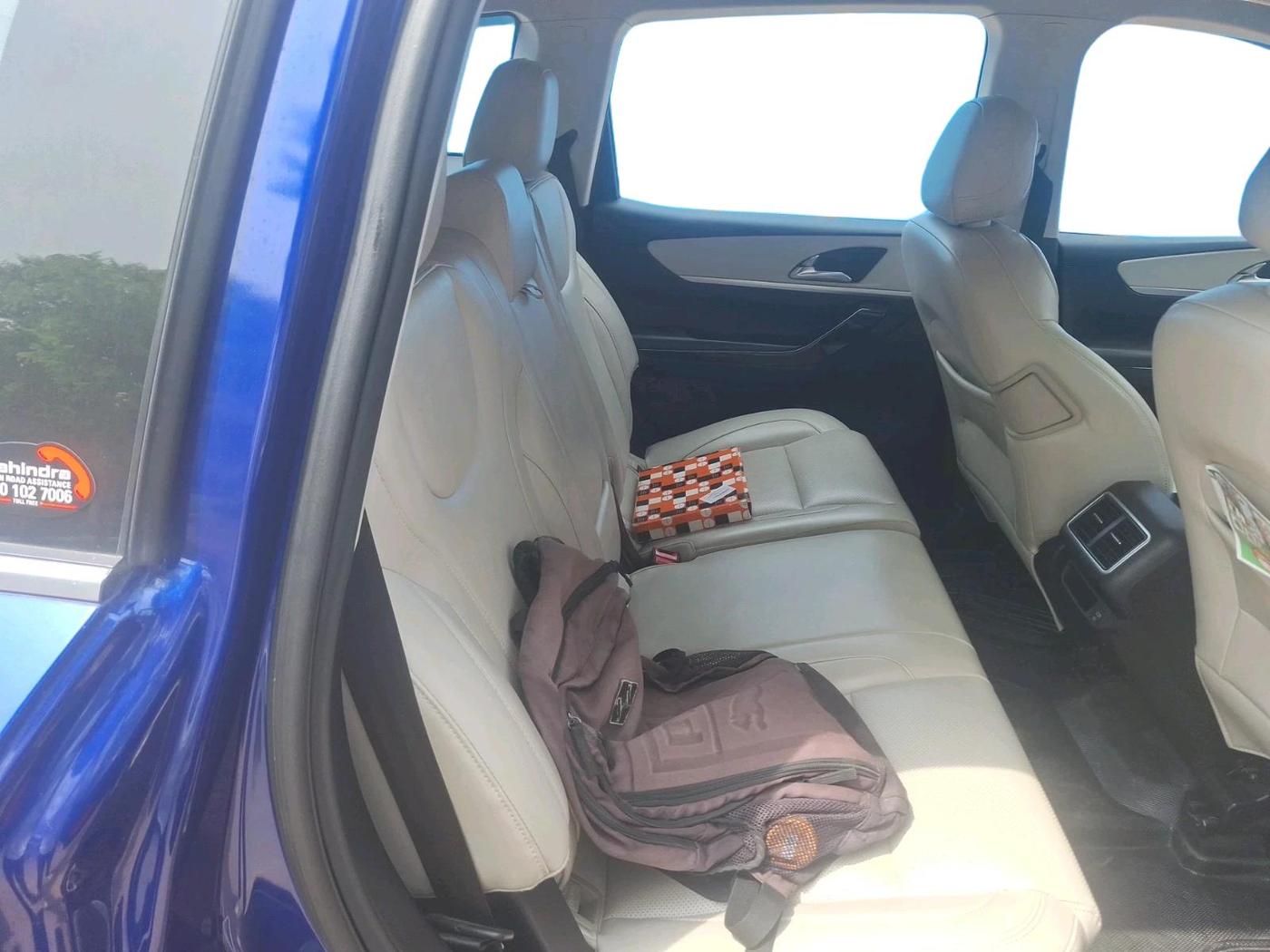 2023 Mahindra XUV700 AX 7 LUXURY P AT 7 STR, Petrol, Automatic, 28,373 km, interior