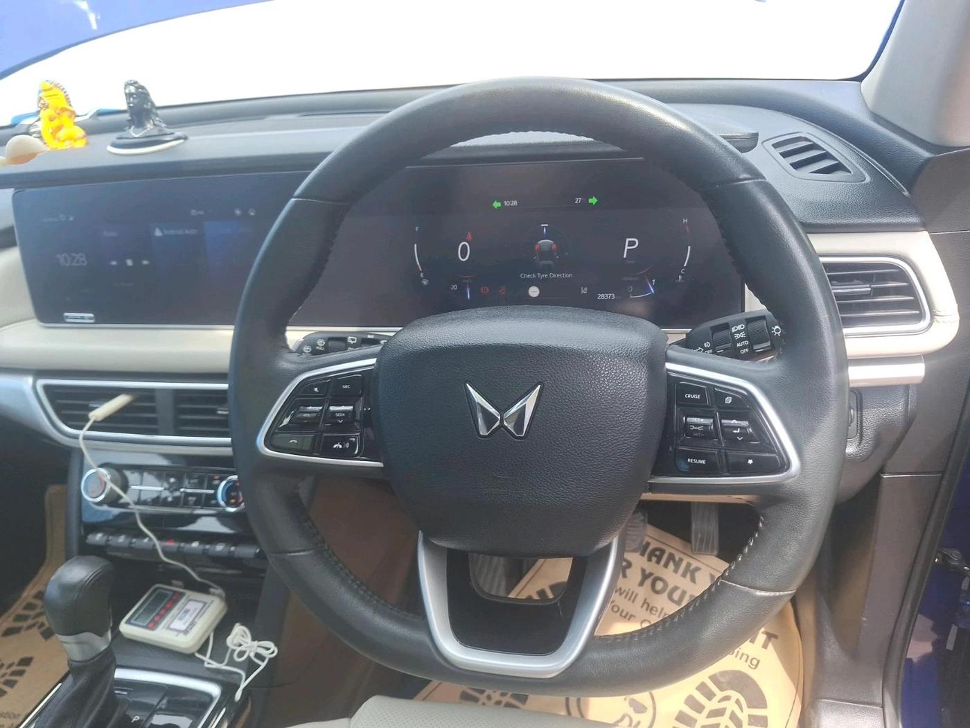 2023 Mahindra XUV700 AX 7 LUXURY P AT 7 STR, Petrol, Automatic, 28,373 km, interior