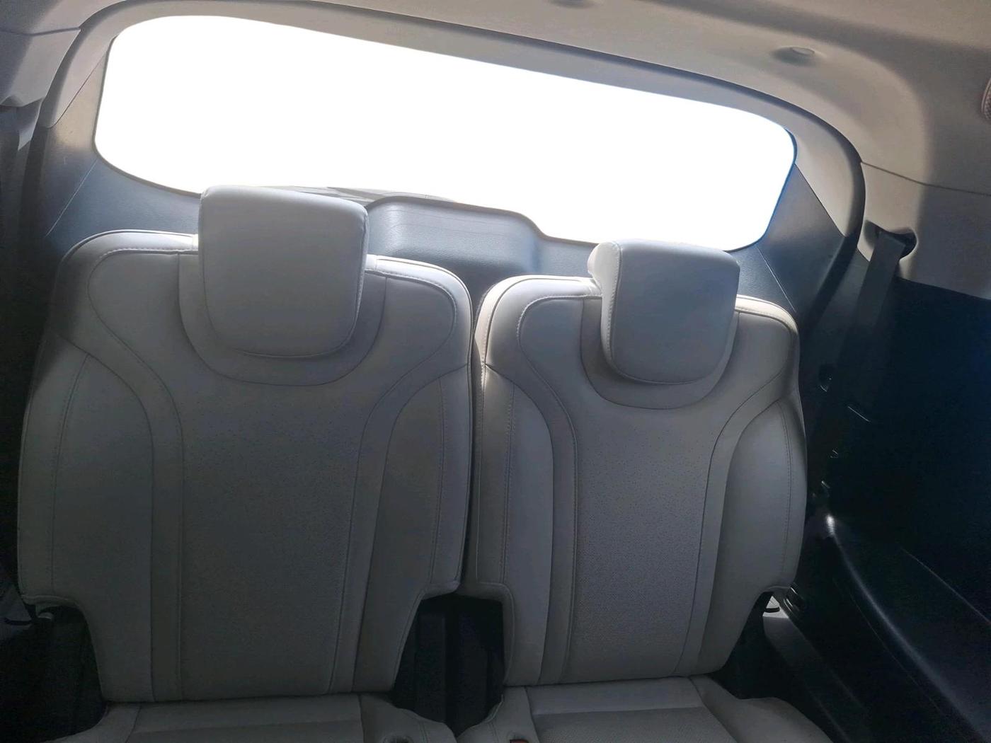2023 Mahindra XUV700 AX 7 LUXURY P AT 7 STR, Petrol, Automatic, 28,373 km, interior