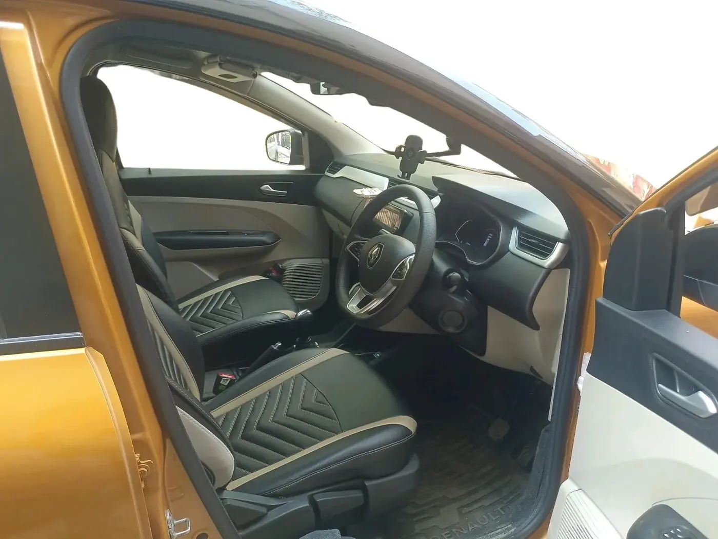 2024 Renault TRIBER RXZ AMT, Petrol, Automatic, 17,444 km, interior