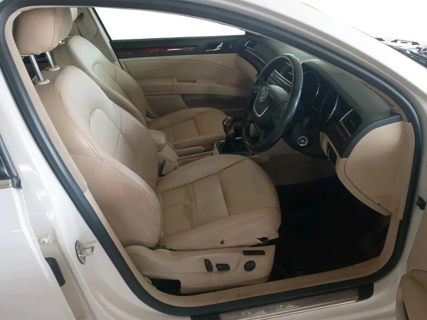 2012 Skoda Superb ELEGANCE 1.8 TSI MT, Petrol, Manual, 1,11,019 km, interior