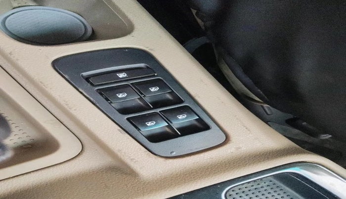 2017 Mahindra TUV300 T8 AMT, Diesel, Automatic, 1,00,290 km, interior