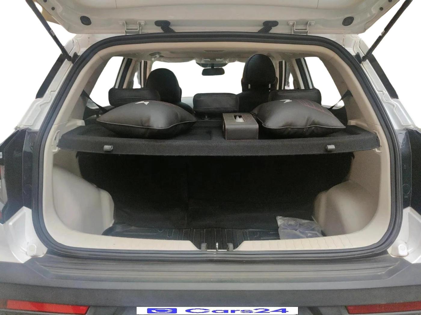 2024 Mahindra XUV 3XO AX5 1.2 L TCMPFi, Petrol, Manual, 4,188 km, exterior