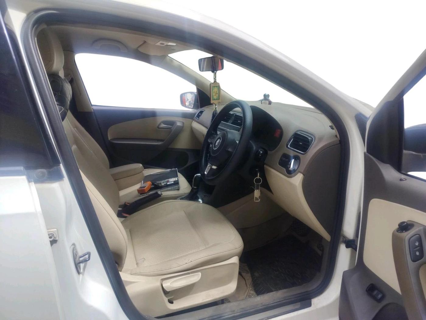 2013 Volkswagen Vento HIGHLINE PETROL AT, Petrol, Automatic, 66,978 km, interior