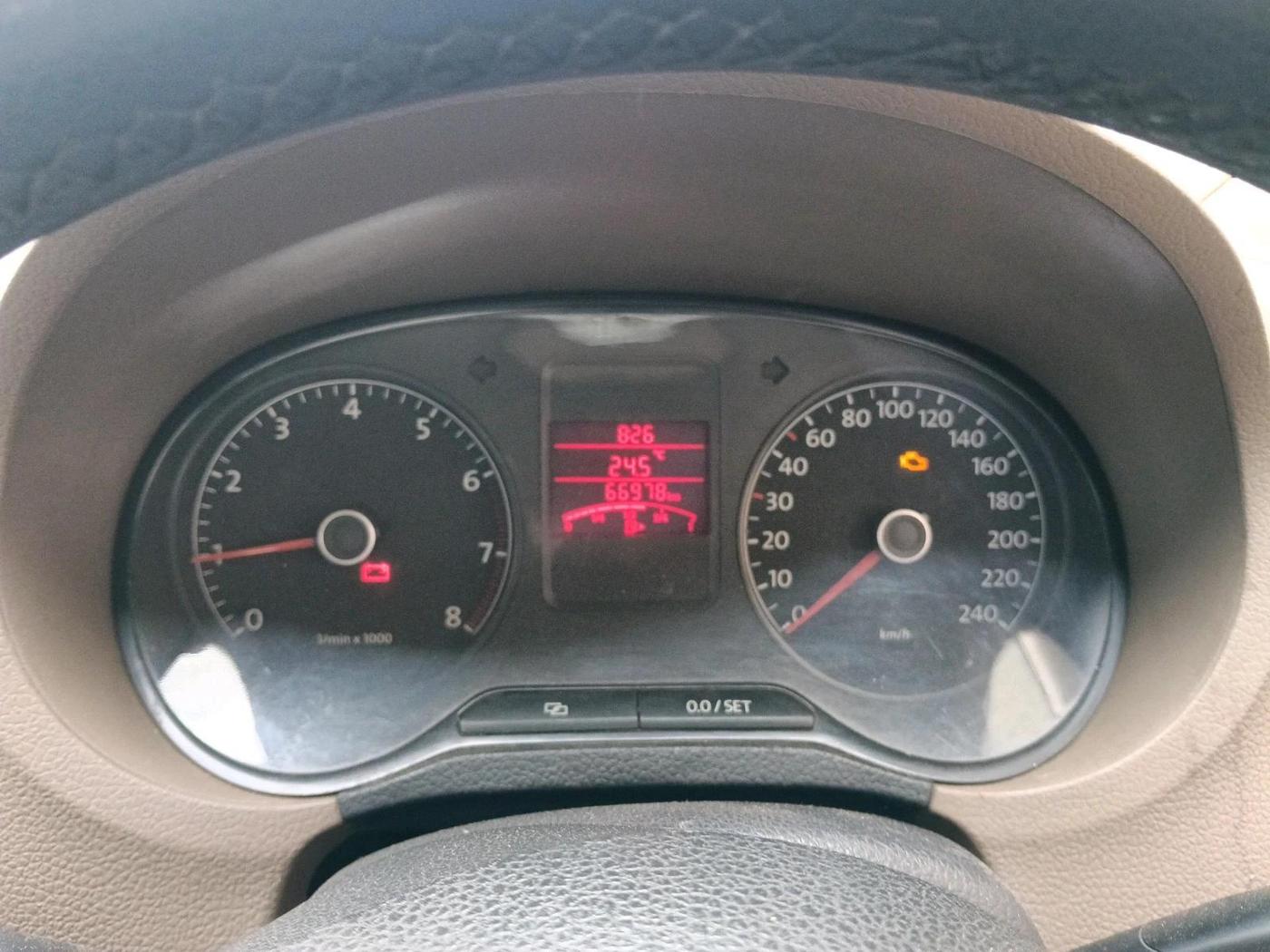 2013 Volkswagen Vento HIGHLINE PETROL AT, Petrol, Automatic, 66,978 km, interior