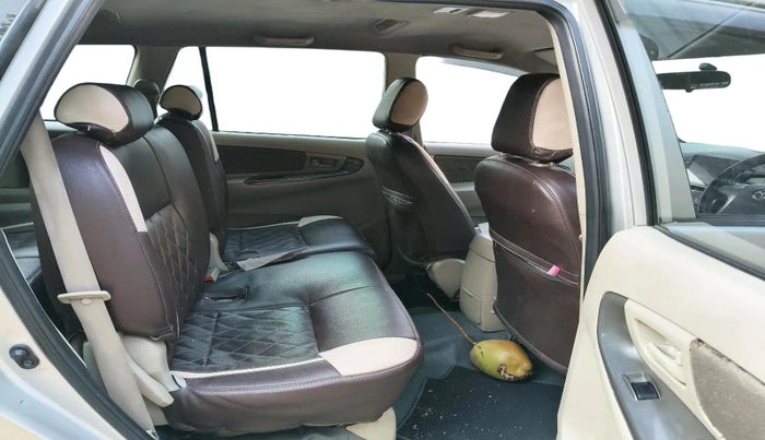 2014 Toyota Innova 2.5 GX 8 STR, Diesel, Manual, 1,56,432 km, interior