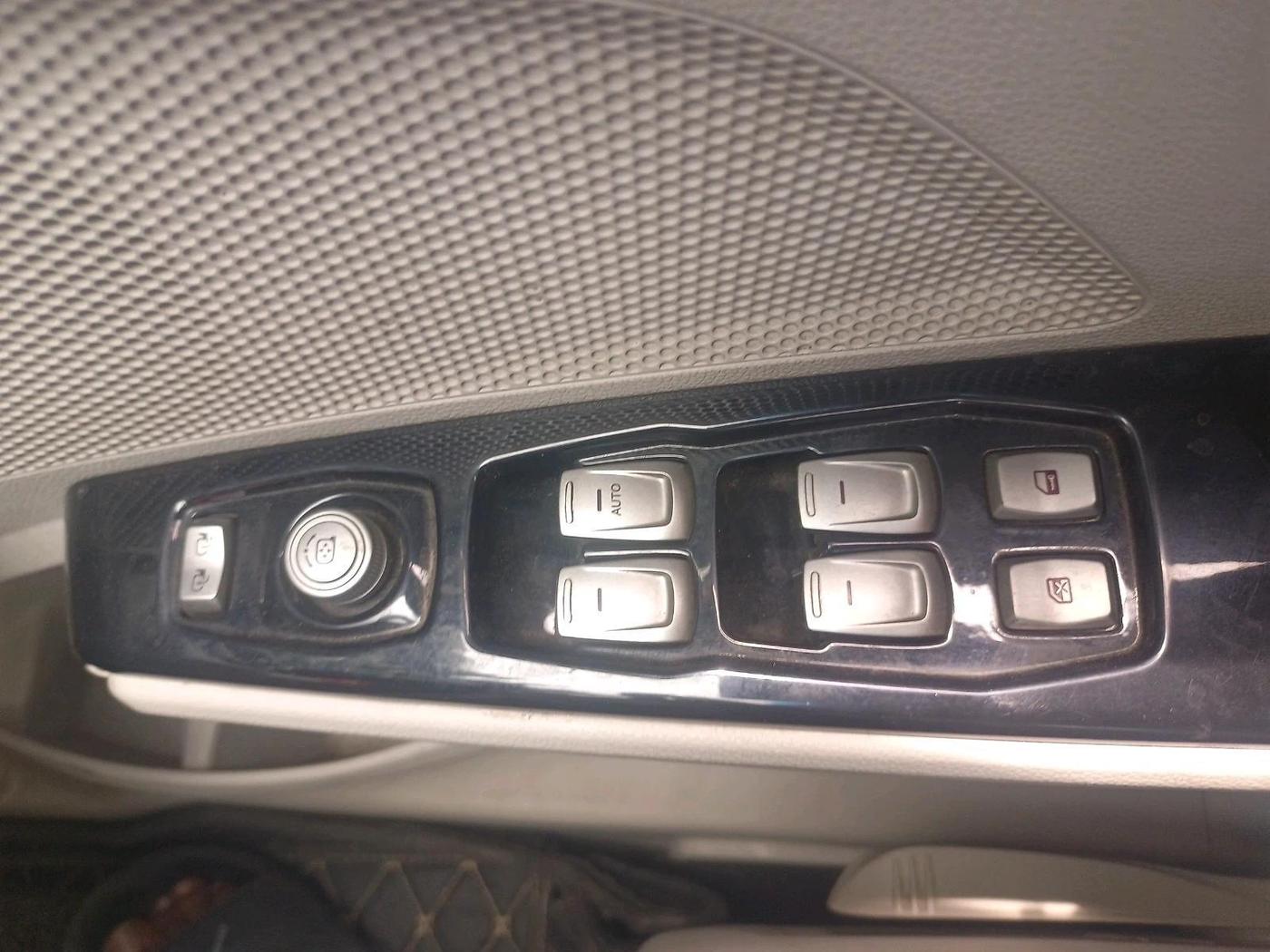 2021 Mahindra XUV300 W8 (O) 1.2 PETROL, Petrol, Manual, 32,943 km, interior