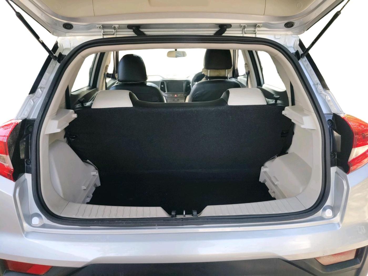 2023 Mahindra XUV300 W4 1.5 DIESEL, Diesel, Manual, 19,891 km, exterior
